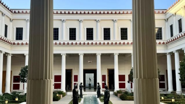 Top Pick: Private Charter Tour to Beverly Hills, Hollywood & The Getty in Los Angeles