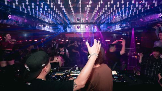 Eintrittskarte für Cross Roppongi + Getränk (nur für ausländische Besucher)