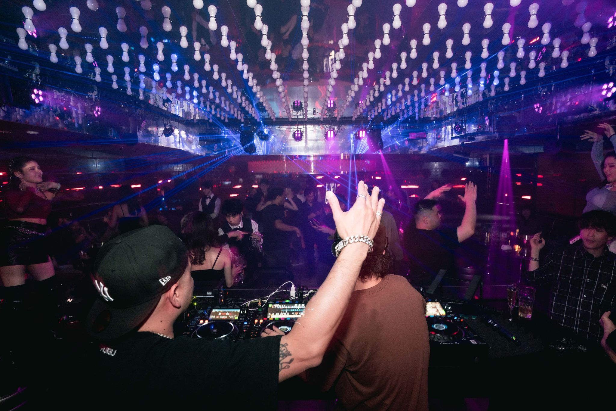 Biglietto d'ingresso a Cross Roppongi + bevanda (esclusivo per visitatori stranieri)