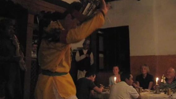 Makan malam dengan persembahan kebudayaan di Nepal