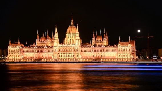 ブダペスト：レトロミニバスで楽しむナイトライトツアー＆月見