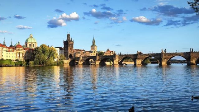 lawatan sehari ke Jambatan Charles Prague + Kawasan Istana Prague + Kutna Hora + Jam Astronomi