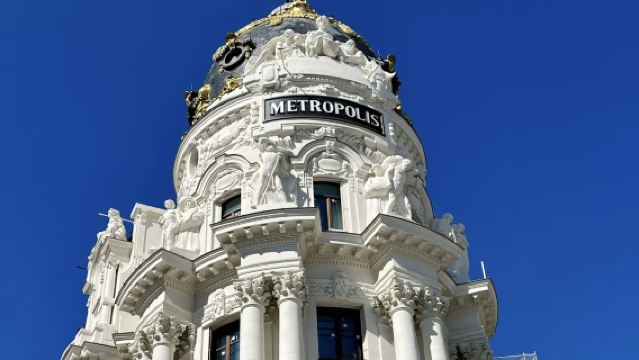 lawatan sehari ke Stadium Bernabeu Madrid + Istana Diraja Madrid + Gran Via