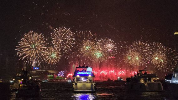 [Compte à rebours du Nouvel An 2026 avec feux d'artifice en voyage en groupe] Soirée pyrotechnique au port Victoria|Yacht chinois + dîner en mer + boissons à volonté | Embarquement et débarquement au quai de Shau Kei Wan
