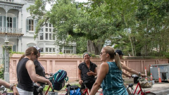 Garden District: Guided Bike Tour + Cemetery Visit