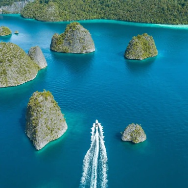Open Trip Kabupaten Raja Ampat Petualangan Speedboat - Pulau Ikonik dan Perairan Jernih
