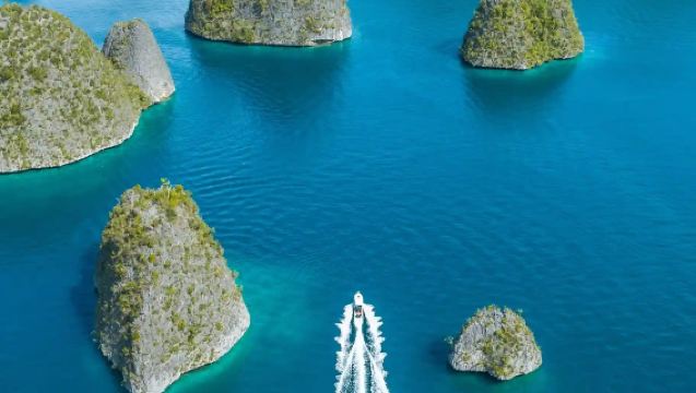 Open Trip Raja Ampat Speedboat Adventure - Iconic Islands and Crystal Waters