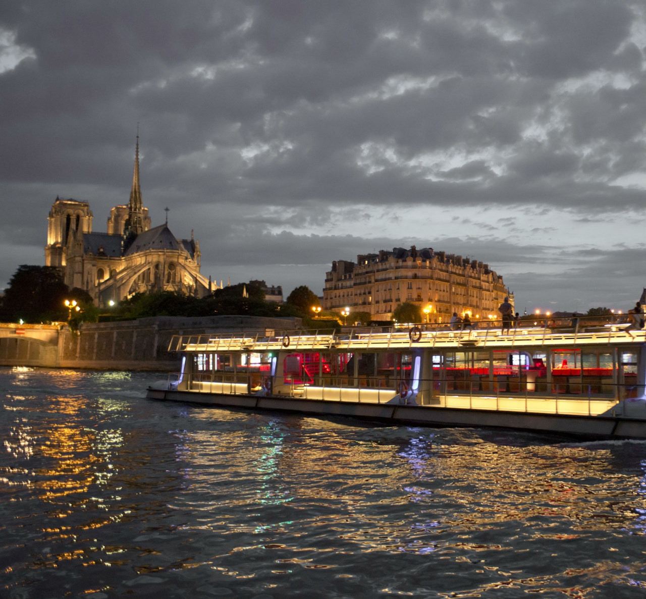 การล่องเรือท่องเที่ยวแม่น้ำแซน ปารีส ฝรั่งเศส - Bateaux Parisiens