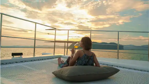 布吉：乘搭豪華遊艇遊覽占士邦島及攀牙灣