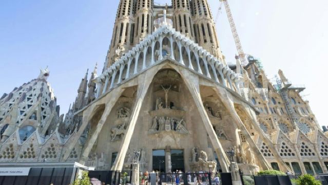 Sagrada Familia: Fast Track Ticket + Guided Tour