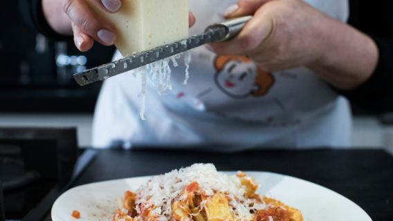 Florence: Market Tour & Dining Experience at Local's Home