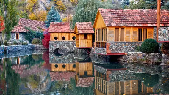 エレバンのディリジャン国立公園を探索：スイスの風景、パルツ湖の透き通った美しさ、そして歴史あるワイン