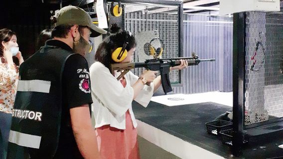 Phuket, Thailand – Patong Schießen Range – Live- Schießen mit echten Waffen