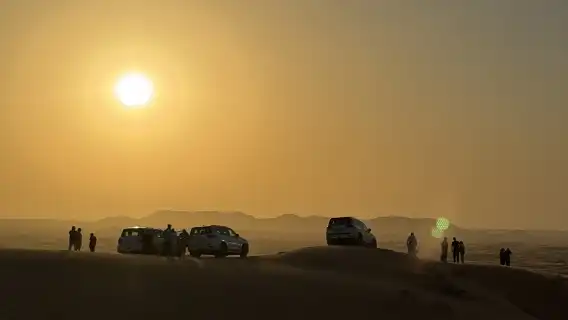 杜拜沙漠衝浪：沙漠衝沙與滑沙冒險，含燒烤晚餐