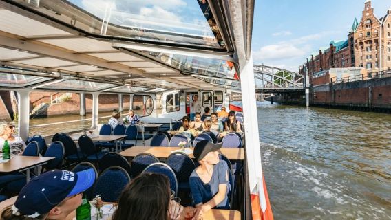 Hamburg: Hafenrundfahrt mit Wein und Käse