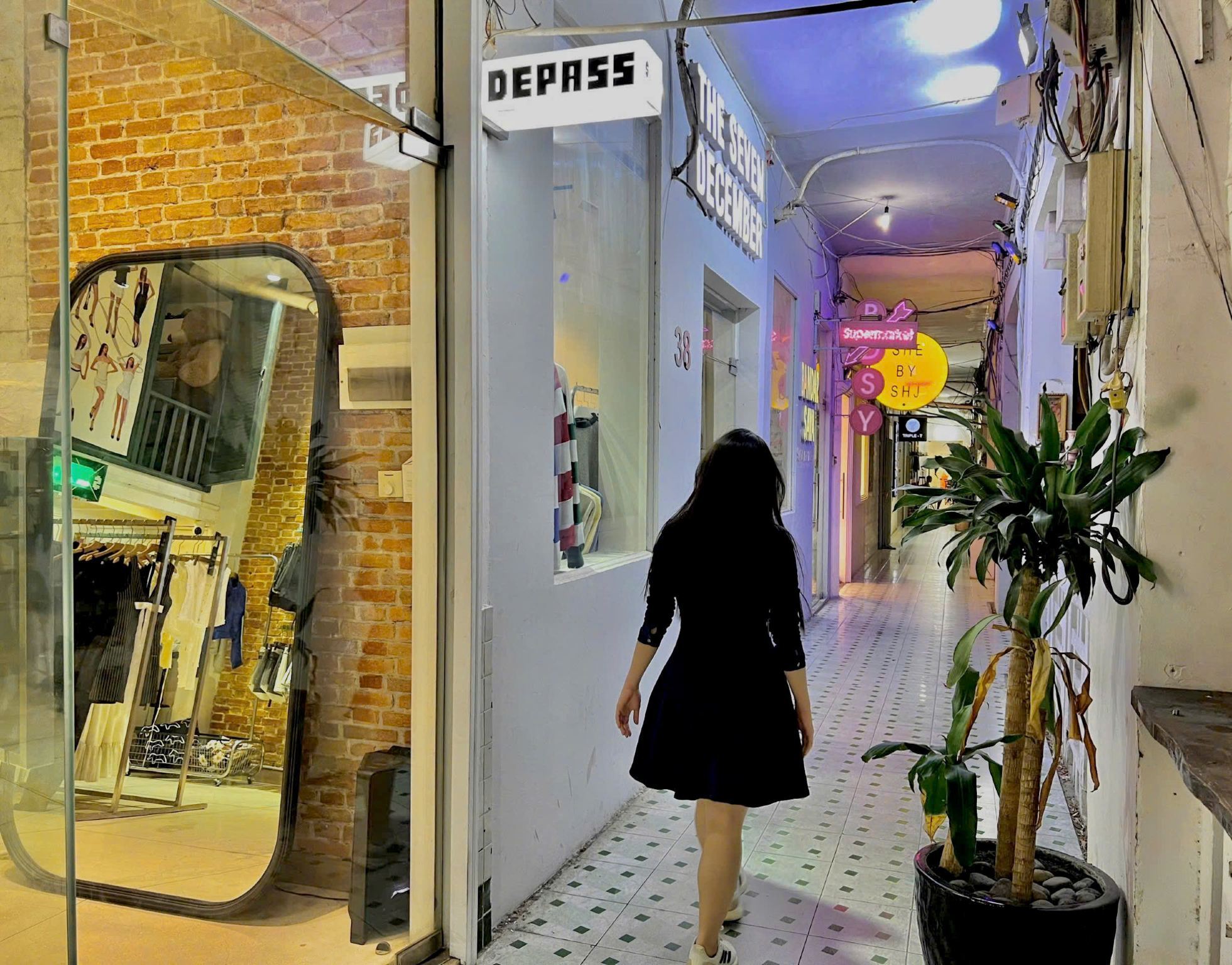 Ho Chi Minh City: Iconic Apartments Walking Tour with Local Guide