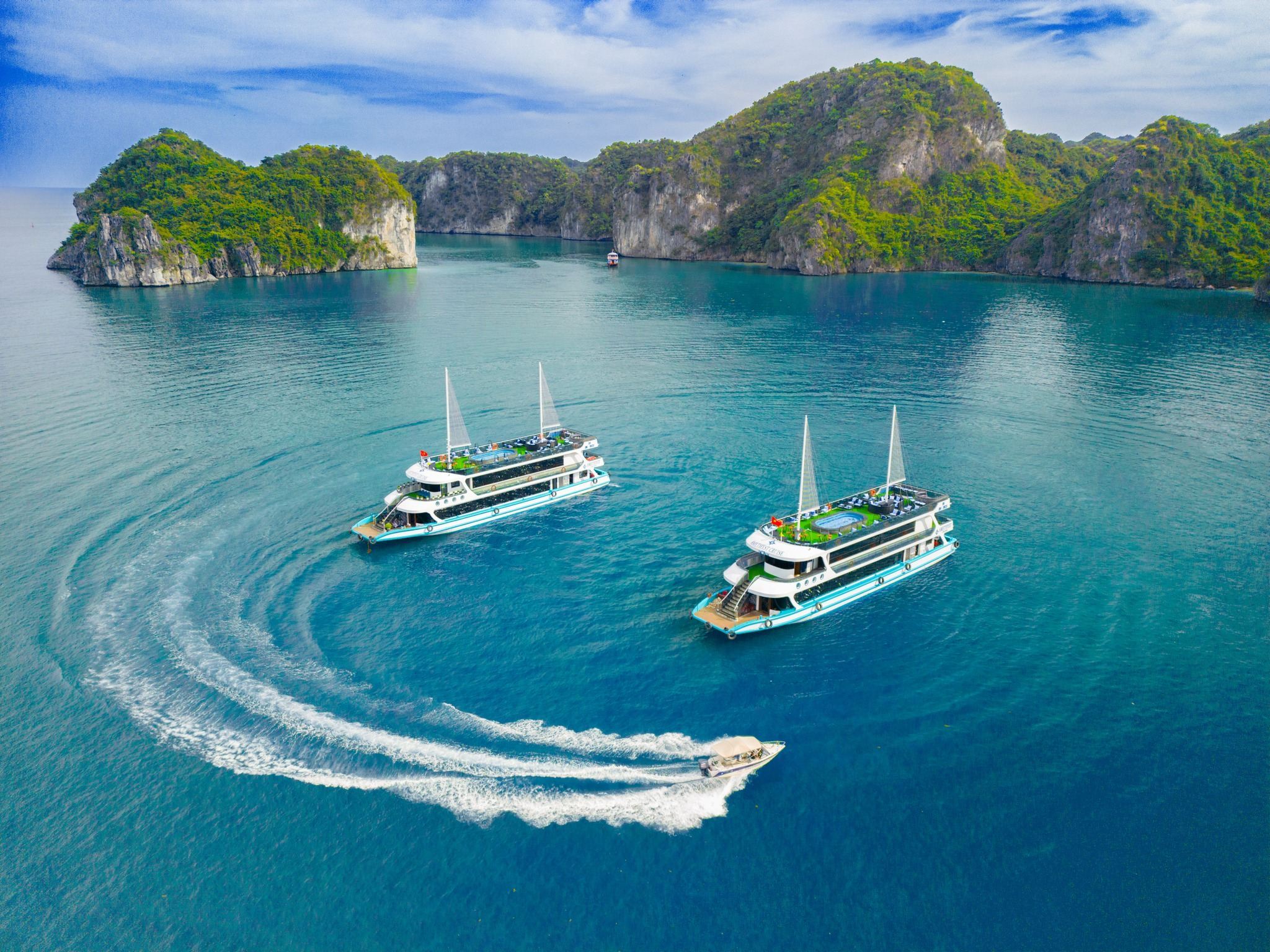 Aurora Halong one day tour: Lunch buffet, Kayaking, Sungsot cave, Titop island, Sunset party