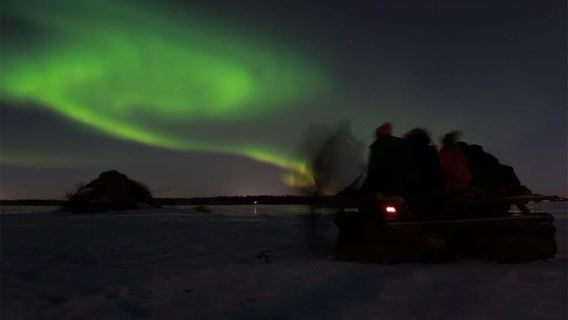 Luleå: Northern Lights Tour by Car with Swedish Treats