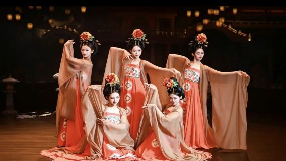 Tianjin Xu Yan · Koninklijk Paleis Banket meeslepende dinervoorstelling ervaring | Chinese stijl live optredens + koninklijke paleis delicatessen + optionele traditionele kleding en make-up ervaring
