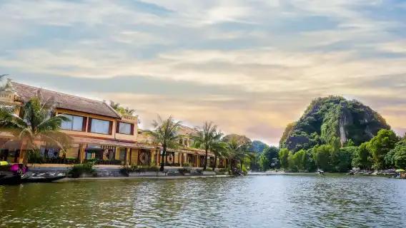 ハノイ発ホアルー、タムコック、ハンムアの日帰りツアー