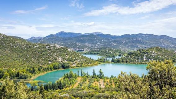 Stand-up paddleboard tour of Baćina Lakes