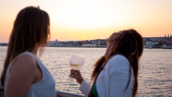 Lisbon: Tagus River Sunset Cruise with Drinks & Snacks