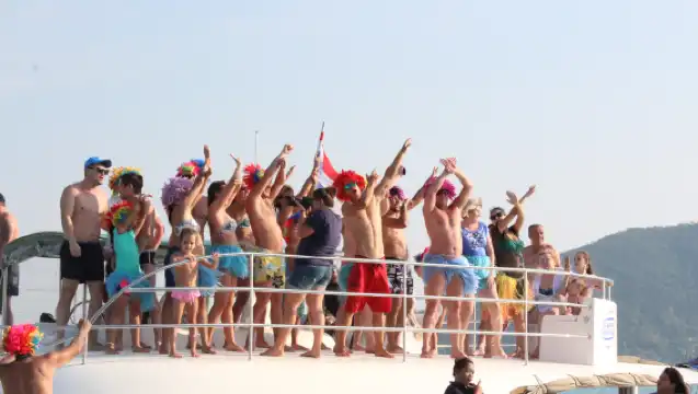 芭達雅出海一日遊｜暢玩無人島｜浮潛/海釣＋英文導遊｜日落派對