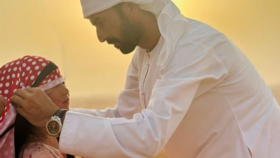 Dubai Desert Red Sand Dune Safari: kamer met airconditioning beschikbaar. Ophalen en afzetten bij het hotel inbegrepen. Dinershow, kameelrijden en handbeschilderen.