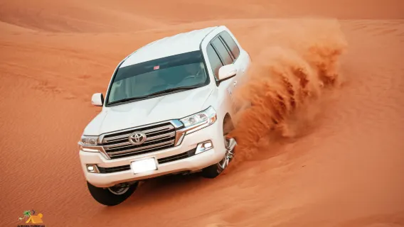 Safari serale nel deserto di Dubai con prelievo e rientro, sandboarding, giro in cammello e cena barbecue