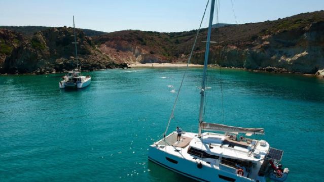 Milos: Full-Day Catamaran Cruise to Poliegos and Kleftiko