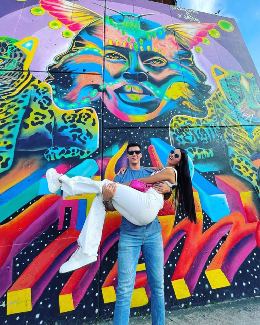 Medellín: Comuna 13 Tour with Snacks and a Local Guide