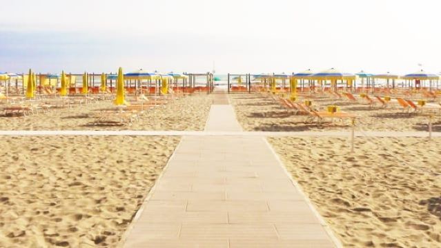 Riccione: 71 Beach with umbrella, sunbed & aperitif