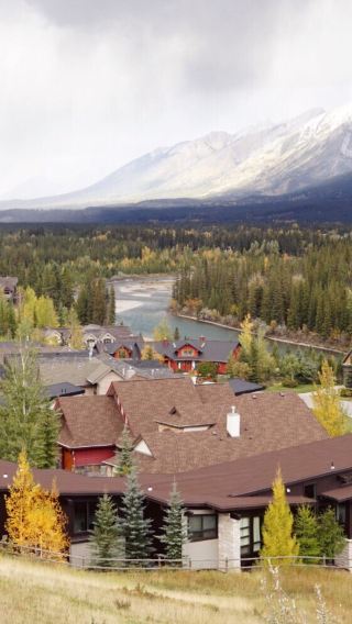 Round-trip tour to Banff National Park town, Lake Louise, Moraine Lake and Emerald Lake