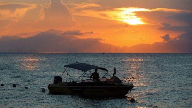 Shenzhen Jiao Bay Sea Adventure (Yacht Fishing + Snorkeling + Beachcombing + Speedboating Sightseeing + Paddleboarding + Sea Magic Carpet)