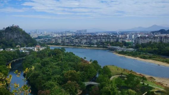 Guilin Halbtagesabenteuer: Schilfrohrflötenhöhle & Fubo-Hügel mit Hoteltransfer