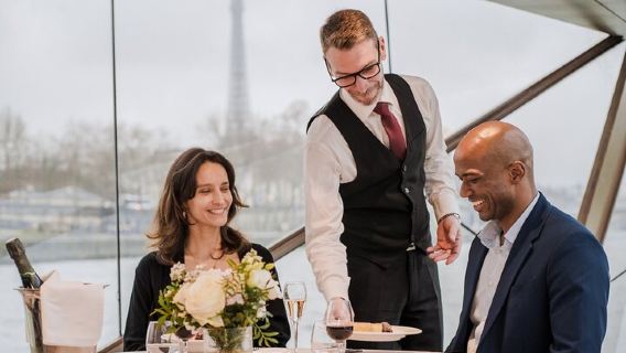 Crucero con cena por el río Sena en París con música en vivo de Bateaux Mouches
