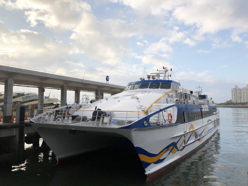香港往珠海九洲港雙體高速客船泊靠碼頭外觀
