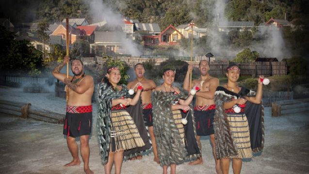 Tour in piccolo gruppo al villaggio culturale Maori di Rotorua e alle terme polinesiane in Nuova Zelanda | Andata e ritorno da Auckland