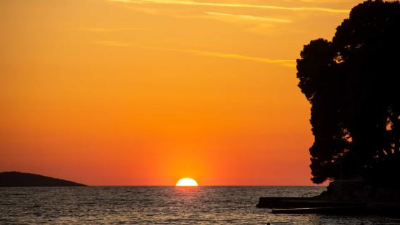 Cavtat/Mlini: Luxury Sunset Cruise w/ Cold Platter & Wine