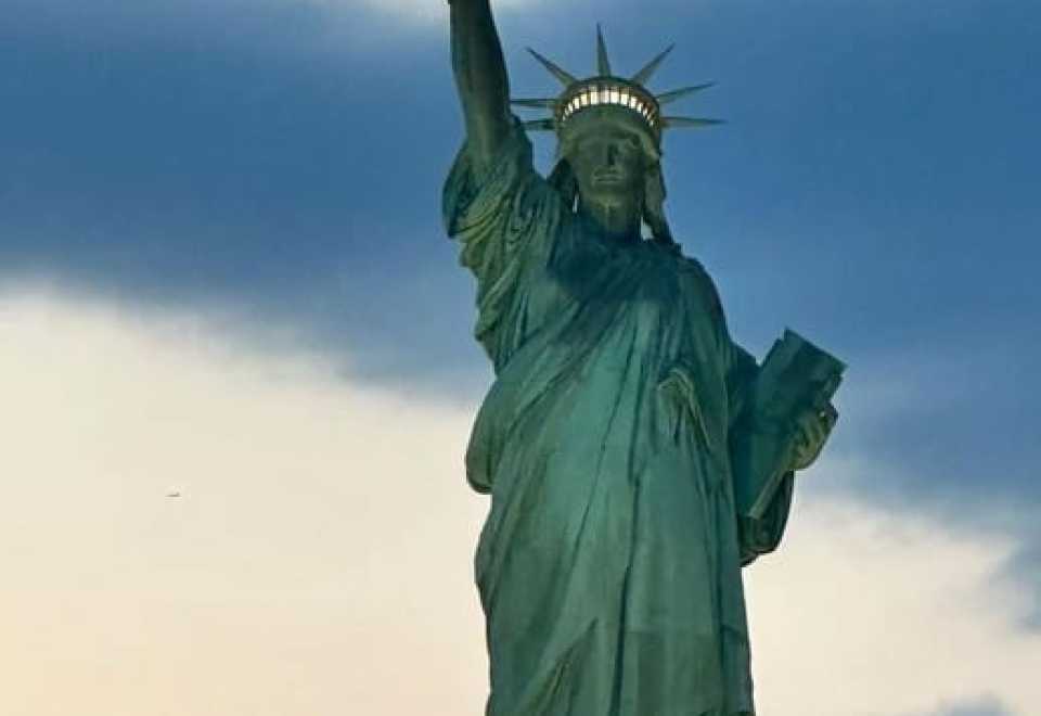 NYC: 自由の女神像＆エリス島ツアー（宿・ホテル送迎付き） | Trip.com