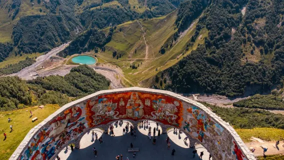 Tur Terpandu Seharian ke Kazbegi Gudauri Ananuri dari Tbilisi