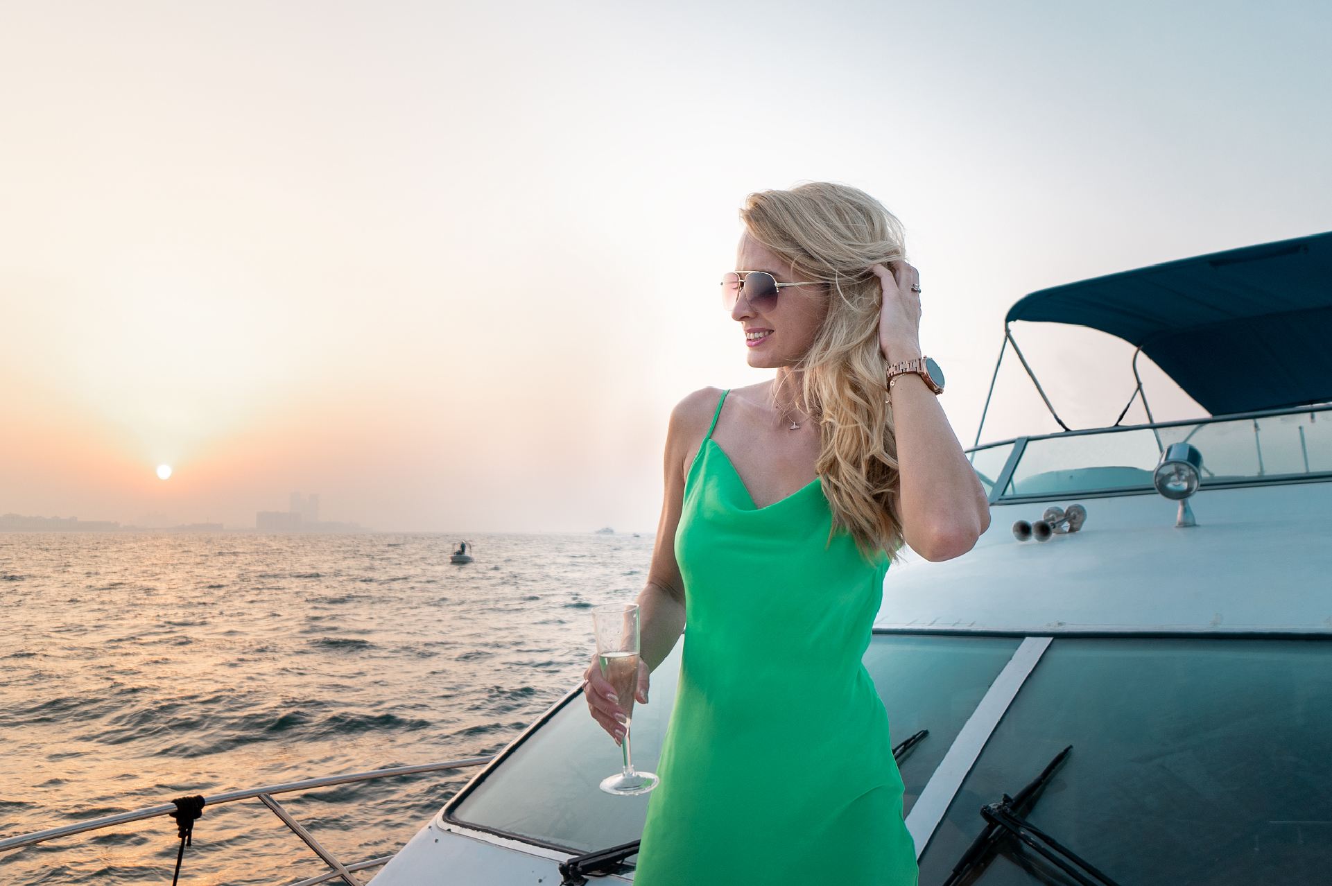 杜拜日落遊艇巡航含現場燒烤與飲品 - 共享行程