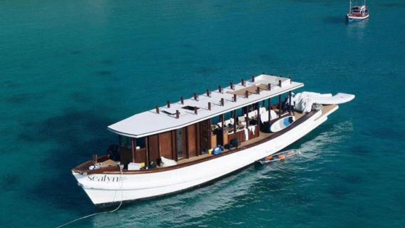 Sewa bot ke Koh Samet di Pattaya: Bot kayu retro yang popular di SEALYN untuk berkayak, berkayak, gelongsor air, makanan, minuman, buah-buahan dan melihat matahari terbenam.