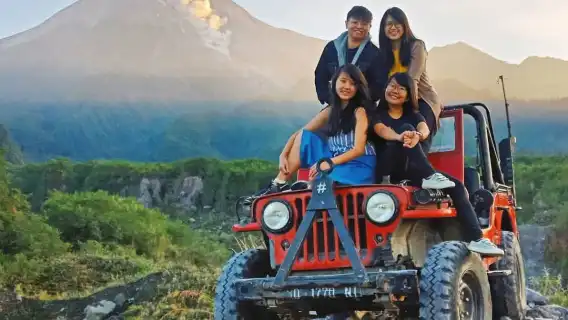 Sunrise Setumbu Hill, Borobudur, Merapi Volcano Jeep