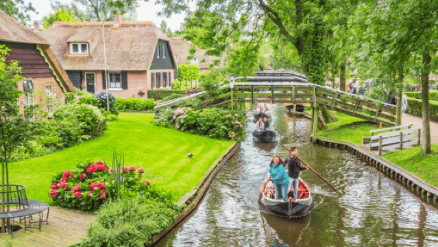 Vanuit Amsterdam: Dagtocht met gids naar Giethoorn met rondvaart