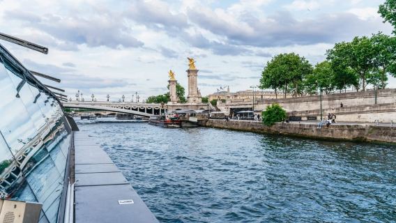 Paris: 3-Gänge-Dinner-Kreuzfahrt auf der Seine mit Live-Musik