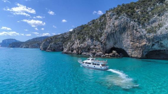 From Cala Gonone: motorboat transfer to Cala Luna beach
