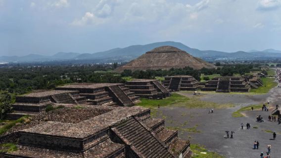 墨西哥城太陽金字塔-瓜達盧佩聖母大教堂-黃牆工藝品市場一日遊
