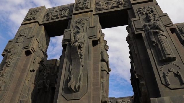 Private Charter Day Tour: Holy Trinity Cathedral + Narikala Castle + Chronicles of Georgia