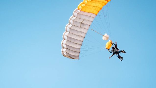 กระโดดร่มเมลเบิร์น Great Ocean Road [มีบริการรับส่งจากเมือง|สามารถซื้อรูปภาพและวิดีโอเพิ่มได้|ชมวิวชายฝั่งที่สวยงามจากมุมสูง|รับใบรับรองการกระโดดร่มฟรี|Skyone Skydiving]